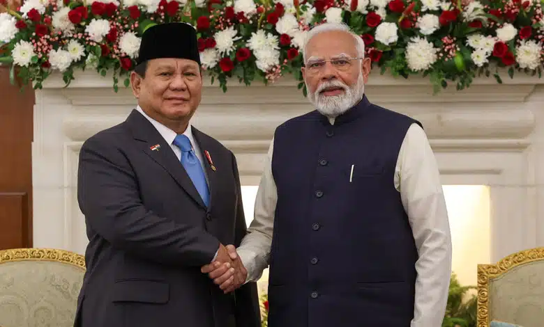 प्रधानमंत्री नरेंद्र मोदी और इंडोनेशियाई राष्ट्रपति प्रभोवो सुबियांतो की हैदराबाद हाउस में द्विपक्षीय बैठक। स्वास्थ्य, व्यापार, समुद्री सुरक्षा और साइबर सुरक्षा जैसे मुद्दों पर महत्वपूर्ण समझौते हुए। भारत-इंडोनेशिया संबंधों को बढ़ावा देने की दिशा में अहम कदम।